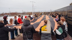 Белгородские дети развернули у мемориала в Нижневартовске георгиевскую ленту в 79 «квадратов»